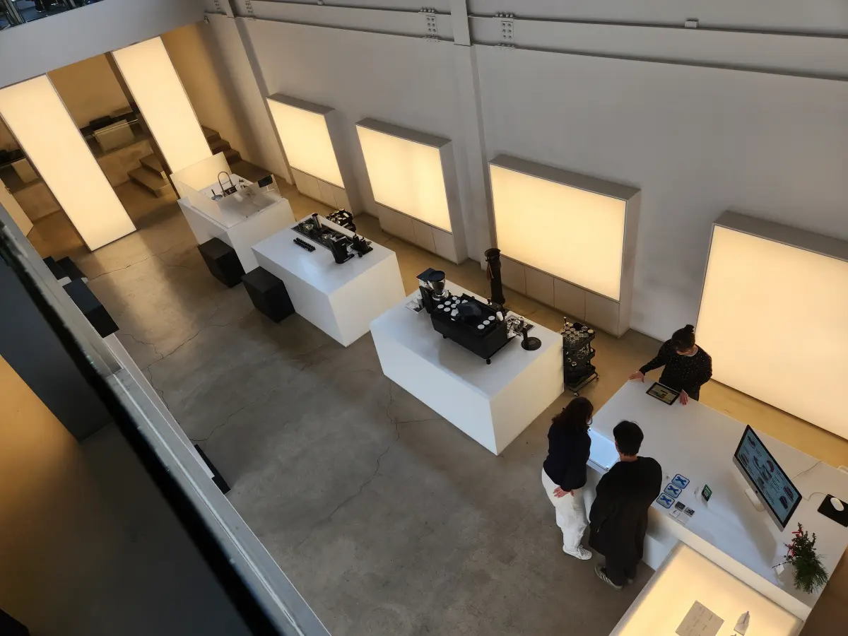 서울-근교-데이트-장소-추천-일산-성석동-숏컷로스터스-대형-카페-2층에서-바라본-1층-뷰