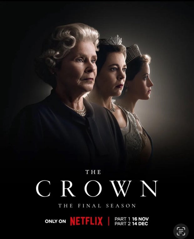 넷플릭스 드라마 더 크라운 파이널 시즌 포스터|여왕의 세 시기를 상징하는 세 인물이 나란히 서 있는 중후한 분위기의 이미지