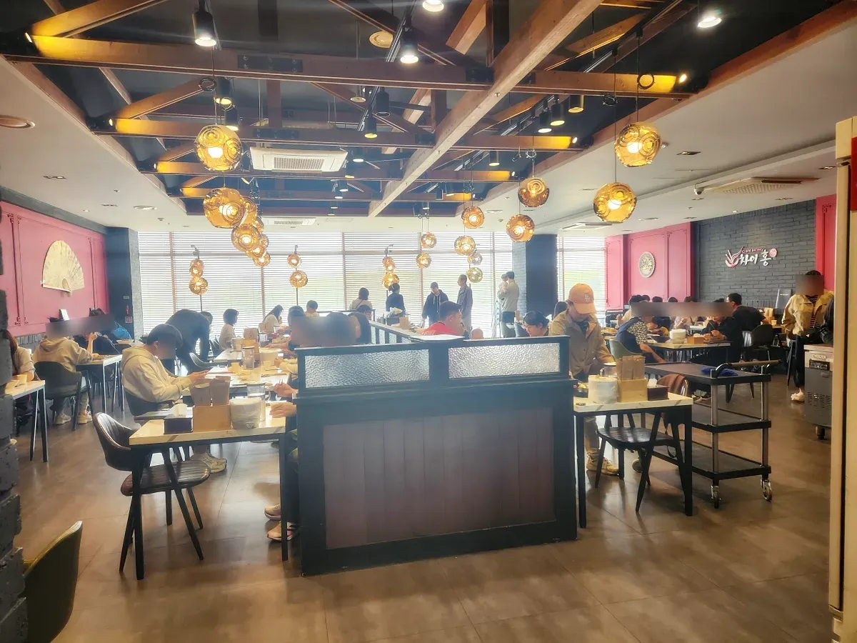 차이홍짬뽕-실내-많은-사람들-테이블