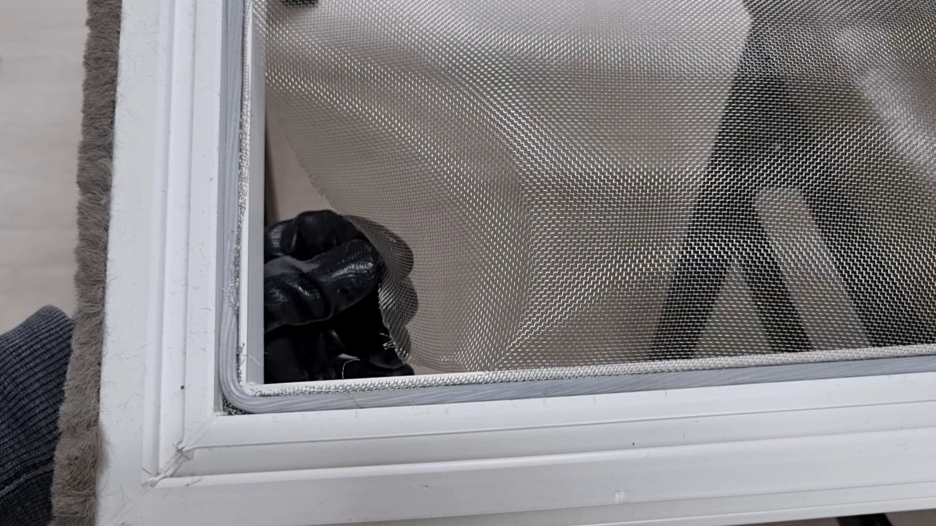 찢어진 모기장 방충망 모서리