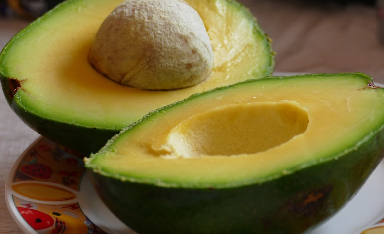 반으로 잘린 아보카도