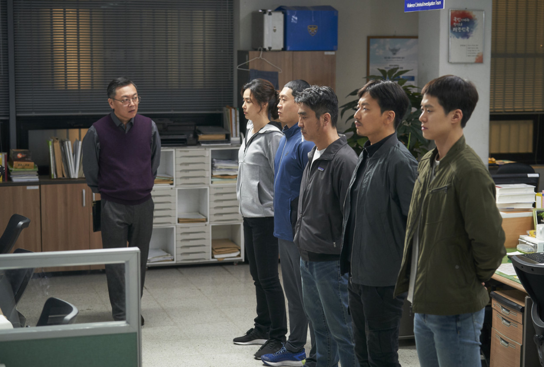 극한직업 스틸컷 사고치고 서장한테 혼나는 마약수사팀