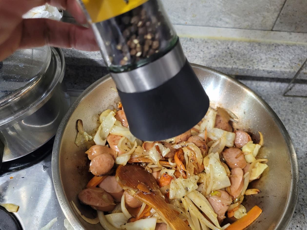 통후추를 갈아 넣는 장면