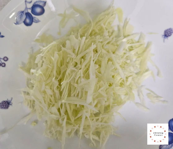 치킨랩에 들어갈 양배추 채썬 것