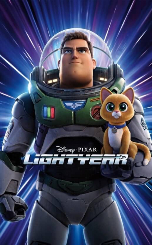 Lightyear : 앞을 응시하고 있는 우주복 입은 버즈와 소크스의 강렬한 포스터