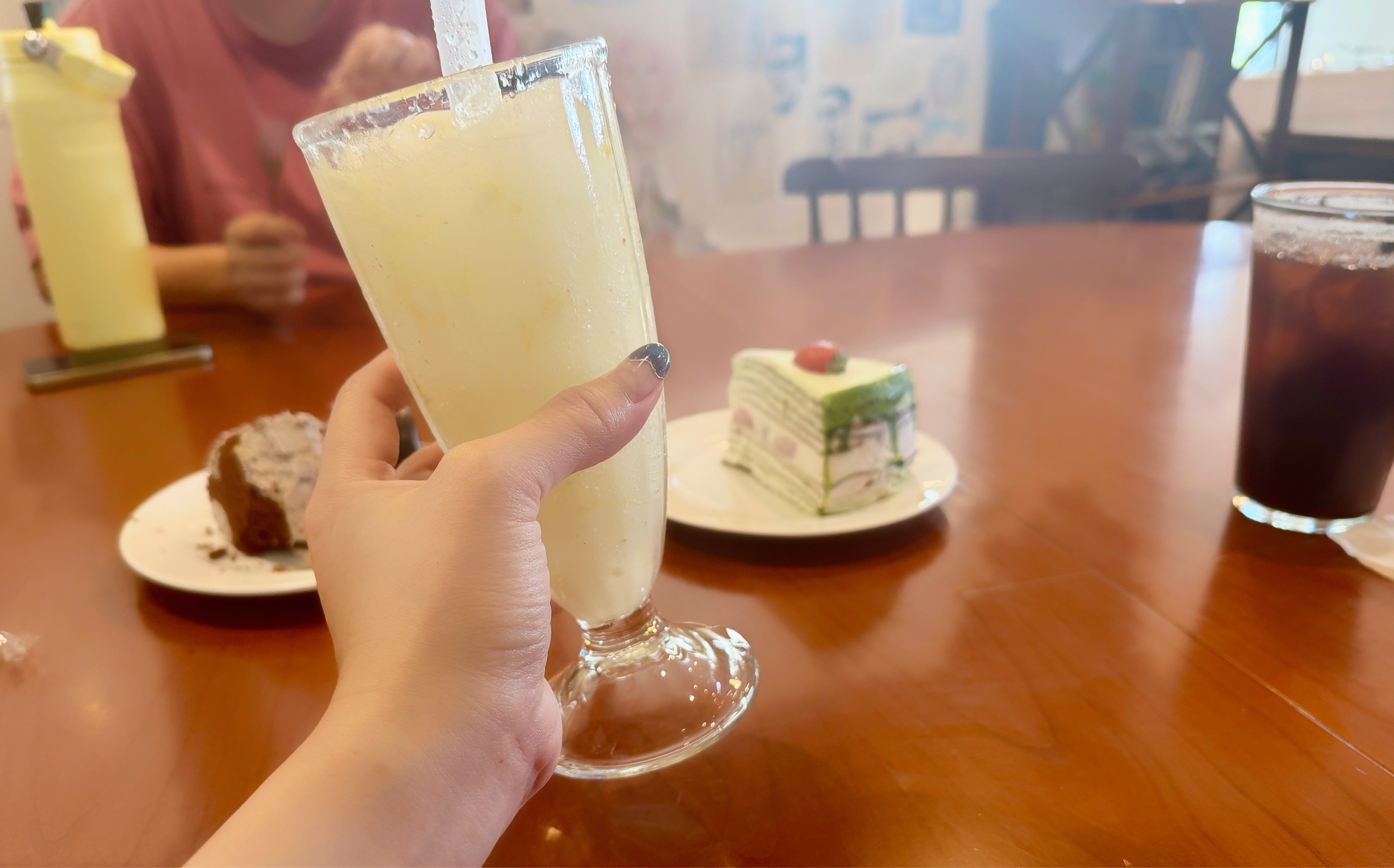 정자동 엑성프로방스 카페 인기 메뉴 레몬청 스무디 &ndash; 상큼한 얼음과 레몬청이 어우러진 시원한 음료