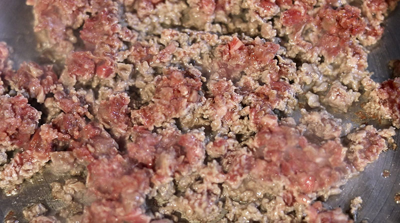 직접 갉은 선홍색 빛의 소고기 후라잉팬에 볶기