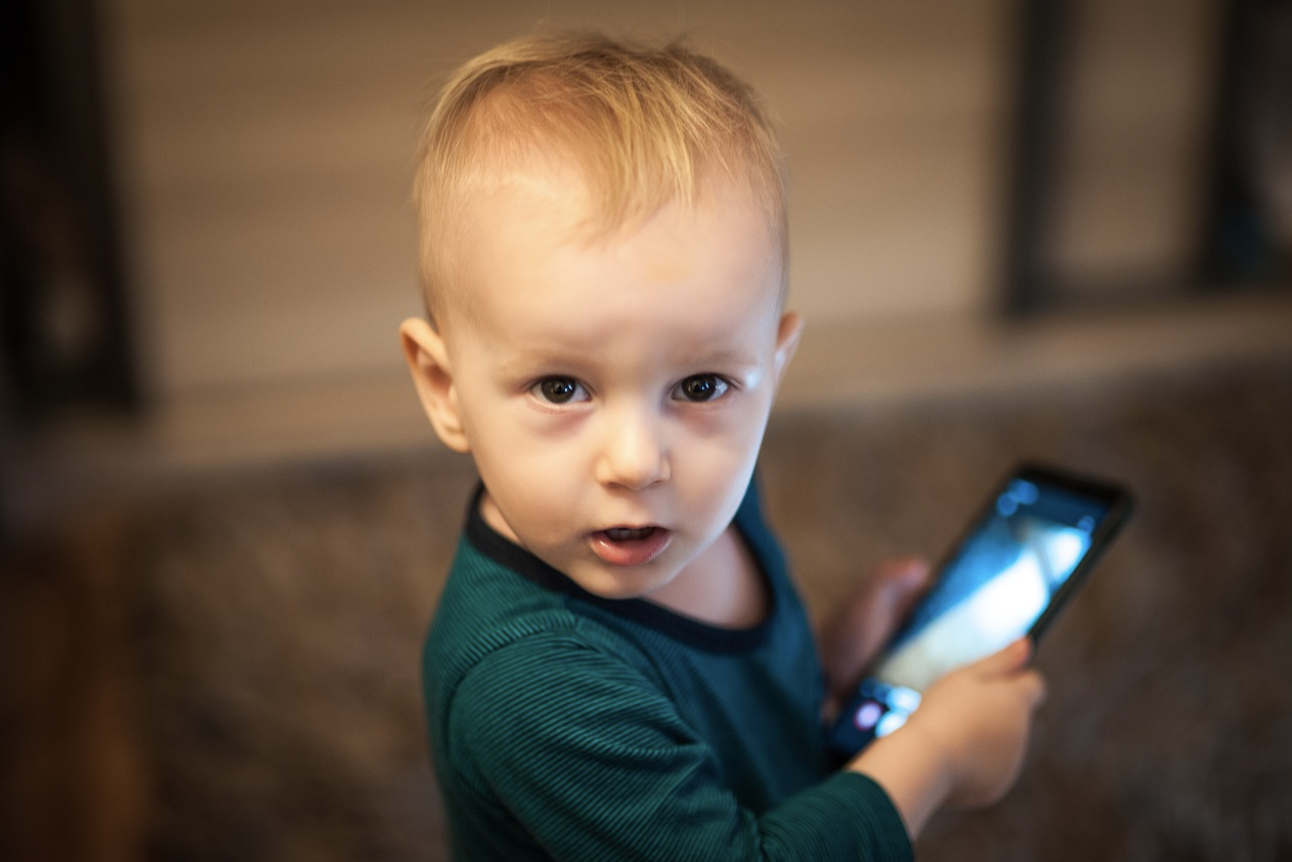 디지털 네이티브 2.0 세대 – 태어난 순간부터 스마트 기기를 접하는 아이들