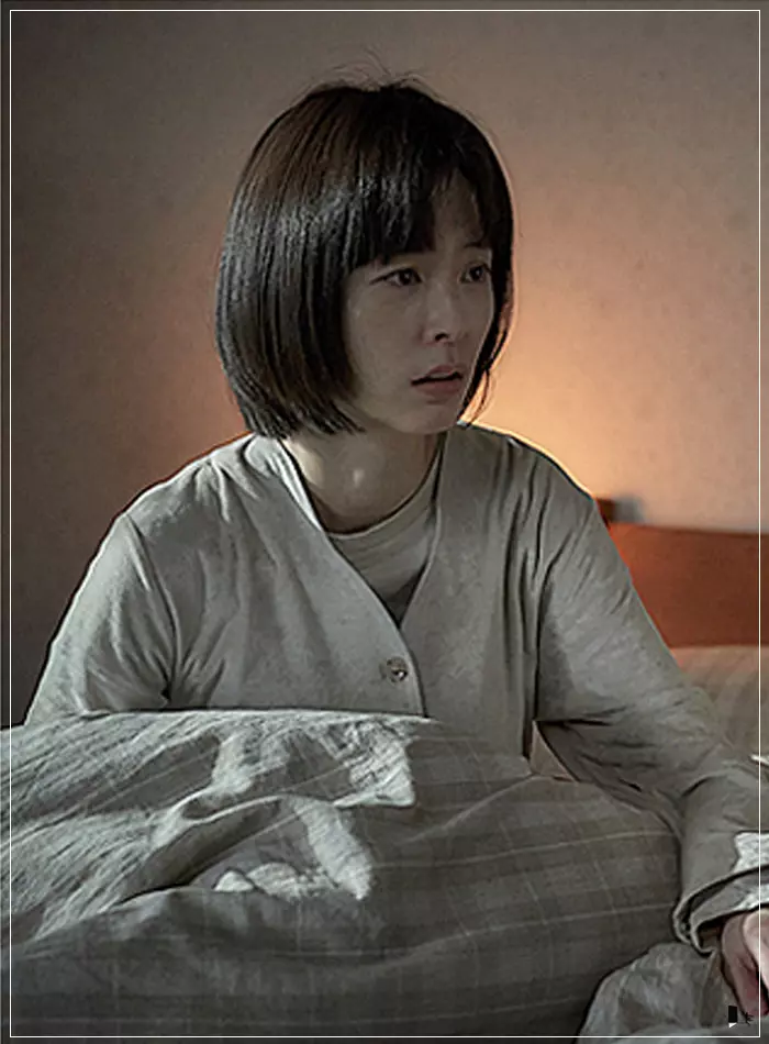 영화-잠-남편을-바라보는-수진