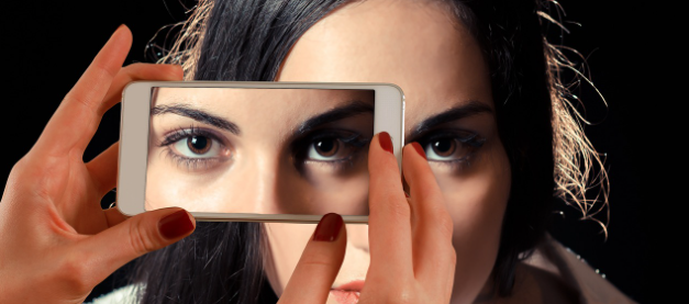 디지털기기 사용하는 여자 눈