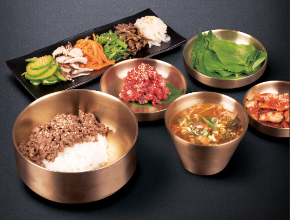 영남식육식당 대접의 대표메뉴인 육회비빔밥