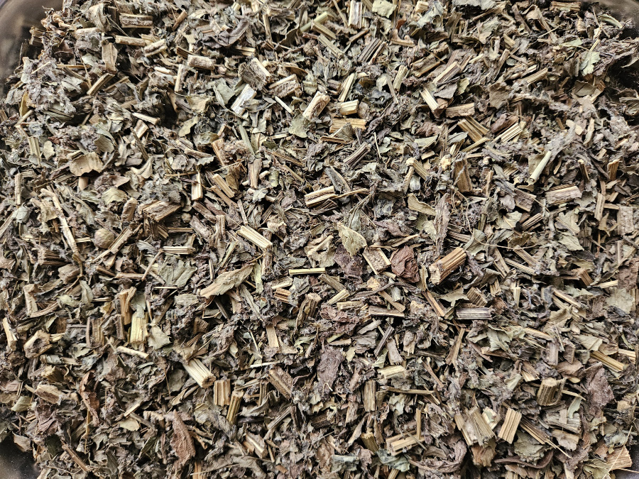 야생에서 채취를 한 엉겅퀴, 즉 대계를 깨끗하게 세척한 후에 건조시킨 것을 바닥에 가득 놓아두고 찍은 사진