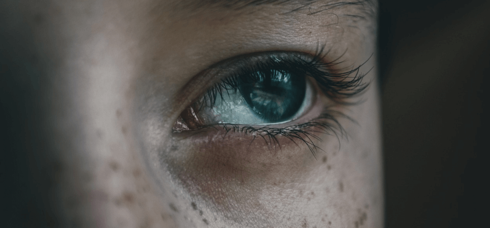 눈이 아픈 사람의 눈동자 사진 - 6