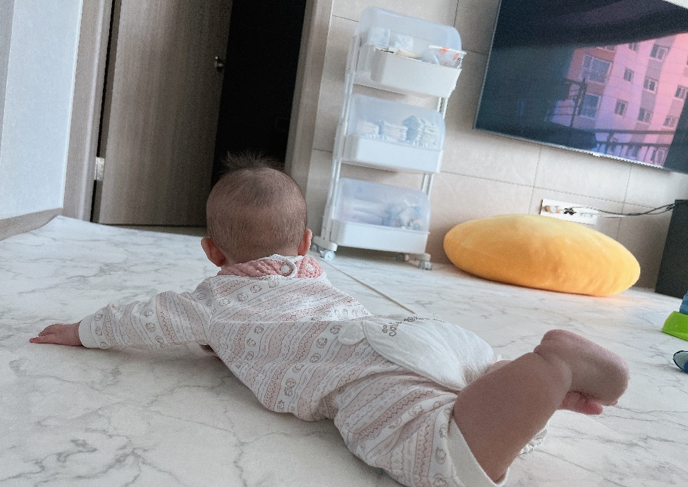 엎드려 있는 아기의 뒷모습