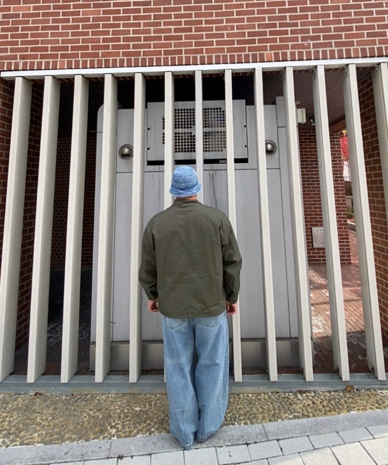 데일리룩('25. 11. 26.)루오에스펙 데님 버킷햇 벙거지, 무탠다드 크롭 필드 야상C-1 재킷, 필루미네이트 아르헨티나 스트라이프티셔츠, 무탠다드 벌룬 팬츠, 아디다스 드래곤