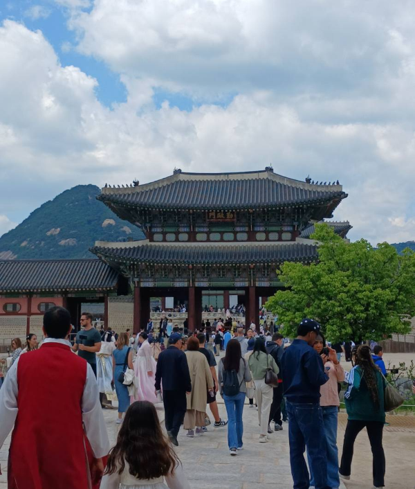 경복궁 근정문이 보이다