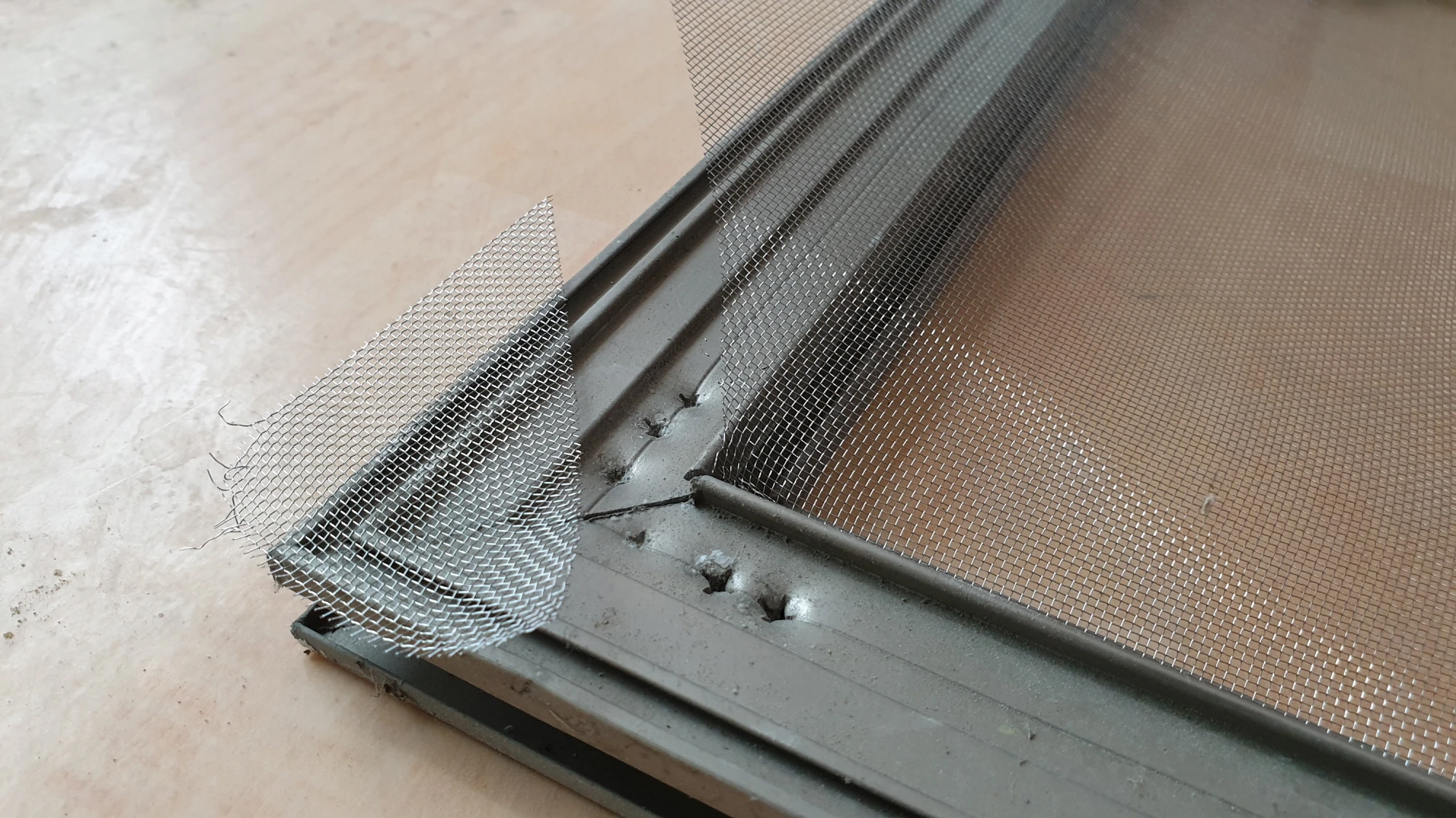 스텐 방충망 모서리 자른 모습