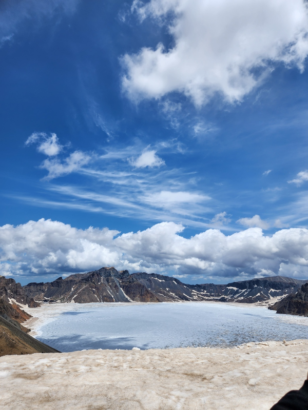 백두산 서파에서 조망한 천지