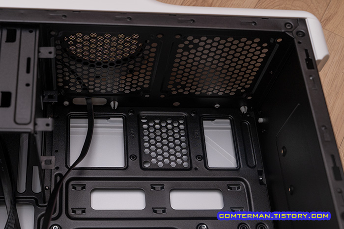 마이크로닉스 라팡 케이스 내부 마감