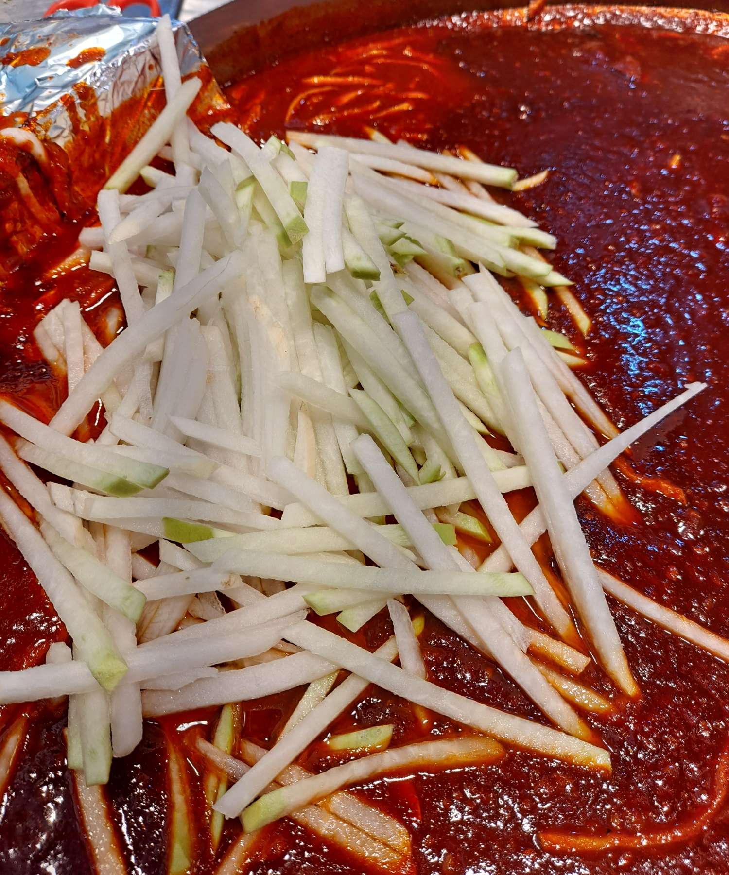 떡볶이에 무채 넣다