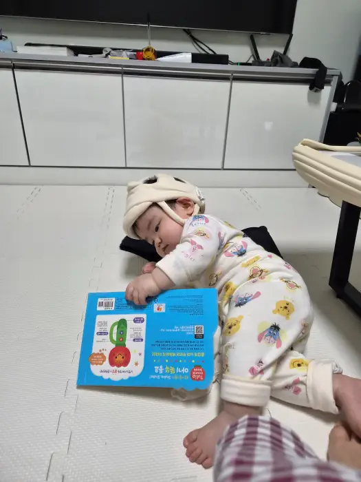 장난감을 손으로 잡는 아이