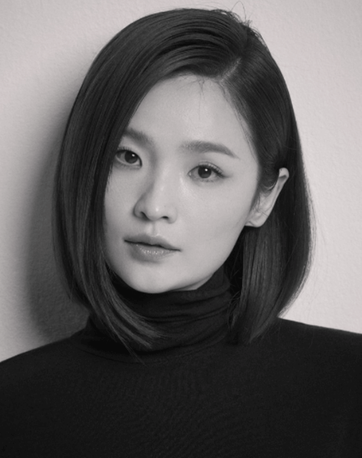 전미도-상반신-흑백-사진