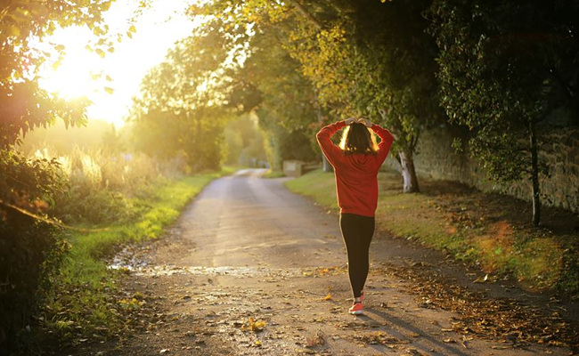 출처: Unsplash 제공, 아침 산책하는 여자 사진