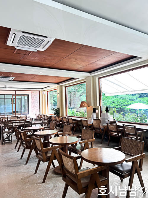 브리끄카페 실내 분위기