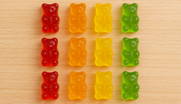 4개씩 3묶음을 곰젤리로 표현한 이미지