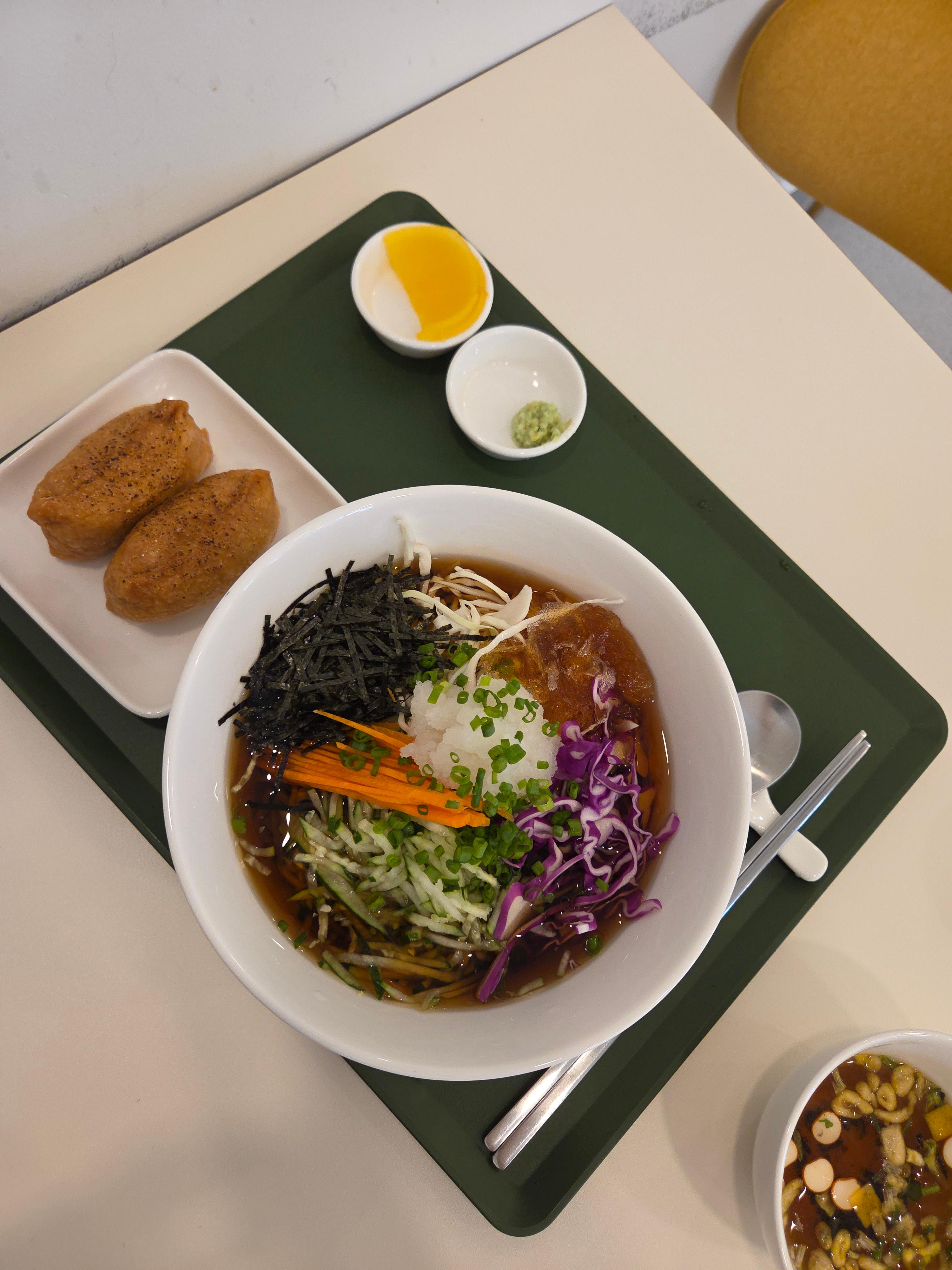 시원한 냉모밀과 유부초밥 세트. 쟁반 위에 냉모밀, 단무지, 고추냉이가 함께 담겨 있음.