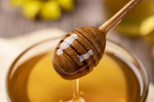 기력회복 음식 중 꿀은 에너지를 바로 공급합니다.