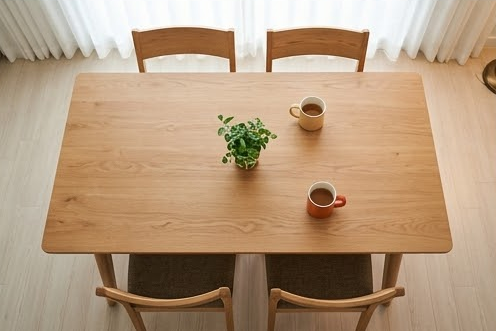 나란히 놓인 의자 두 개와 따뜻한 머그잔 두 잔