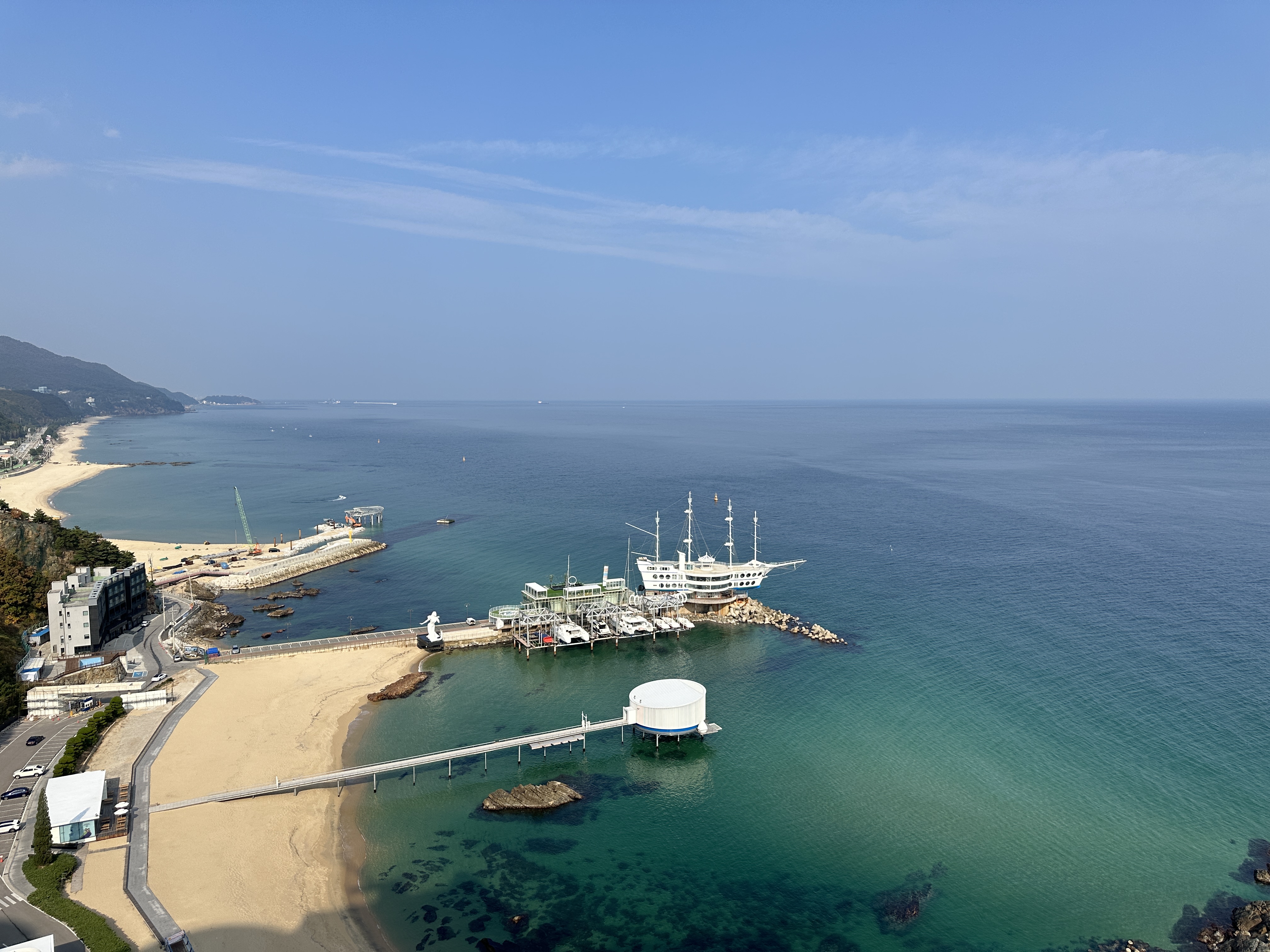 객실에서 바라본 정동진의 아침 바다