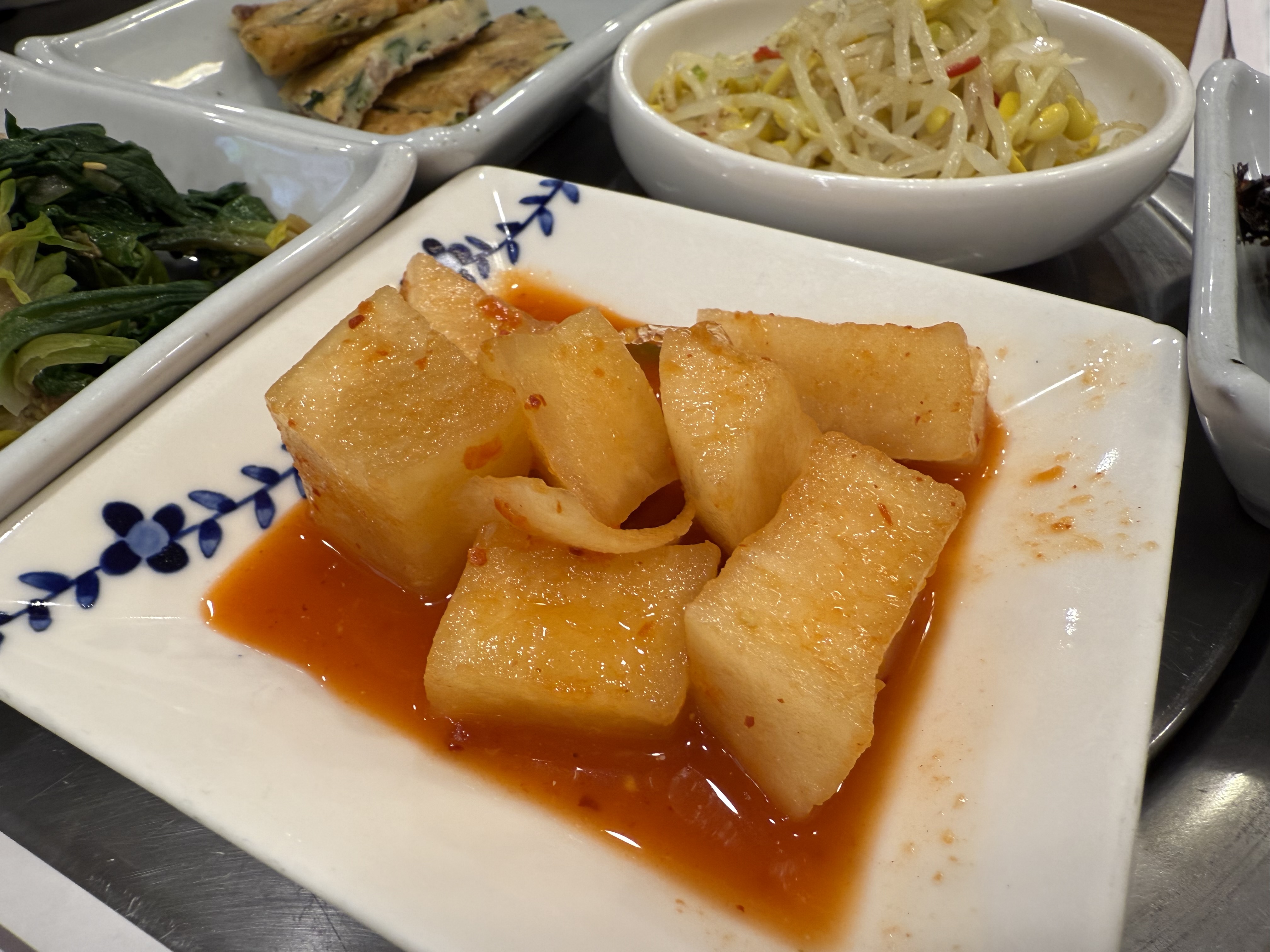 아삭한 식감이 잘 익은 깍두기김치