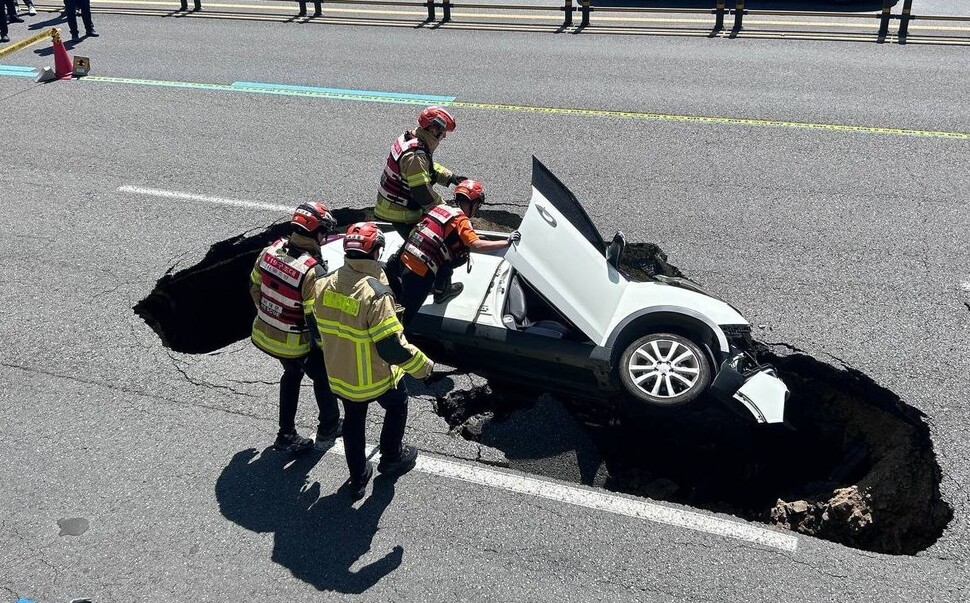 싱크홀 발생 후 도로 통제 및 현장 대응 사진