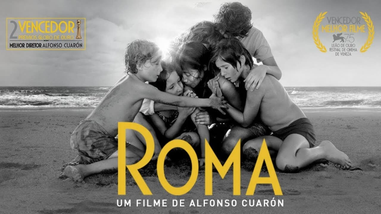 ROMA 포스터 : 해변에서 가족이 서로 껴안는 감동 장면