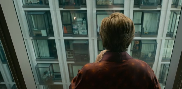 창밖을보는사람의뒷모습