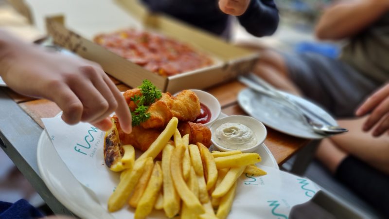 풀사이드에서 식사