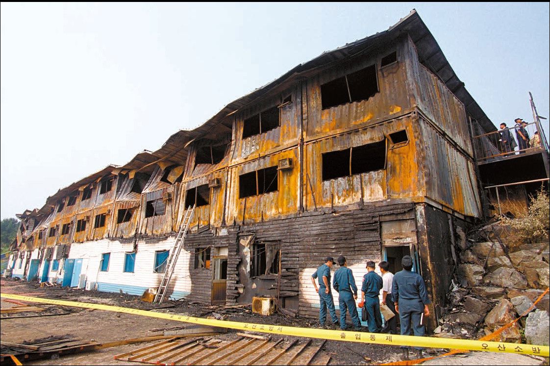 참사 이후 조사중인 경찰들과 화재 후 씨랜드의 참담한 모습