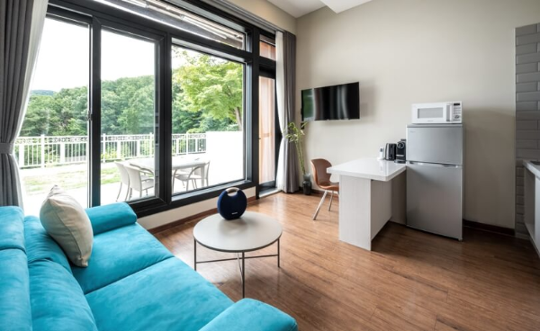 나는솔로 26기 촬영지 숙소 가평 오버더마운틴 슈페리어 거실