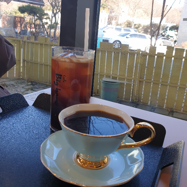 헤이리 예술 마을 카페: 카페 빅 핸드 (Cafe Big Hand)_아이스 아메리카노와 핸드 드립 커피