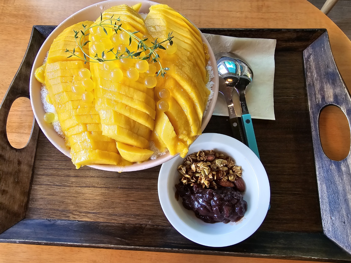 생망고빙수와 팥과 그래커를줘요