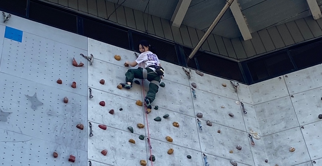 리드 클라이밍 하는 사람