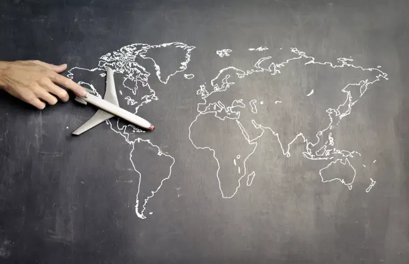 세계지도-위에-비행기-모형의-모습