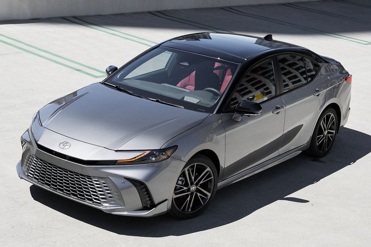 토요타의 베스트셀링 중형 세단 신형 '캠리 풀체인지'가 국내 출시를 앞두고 있다.