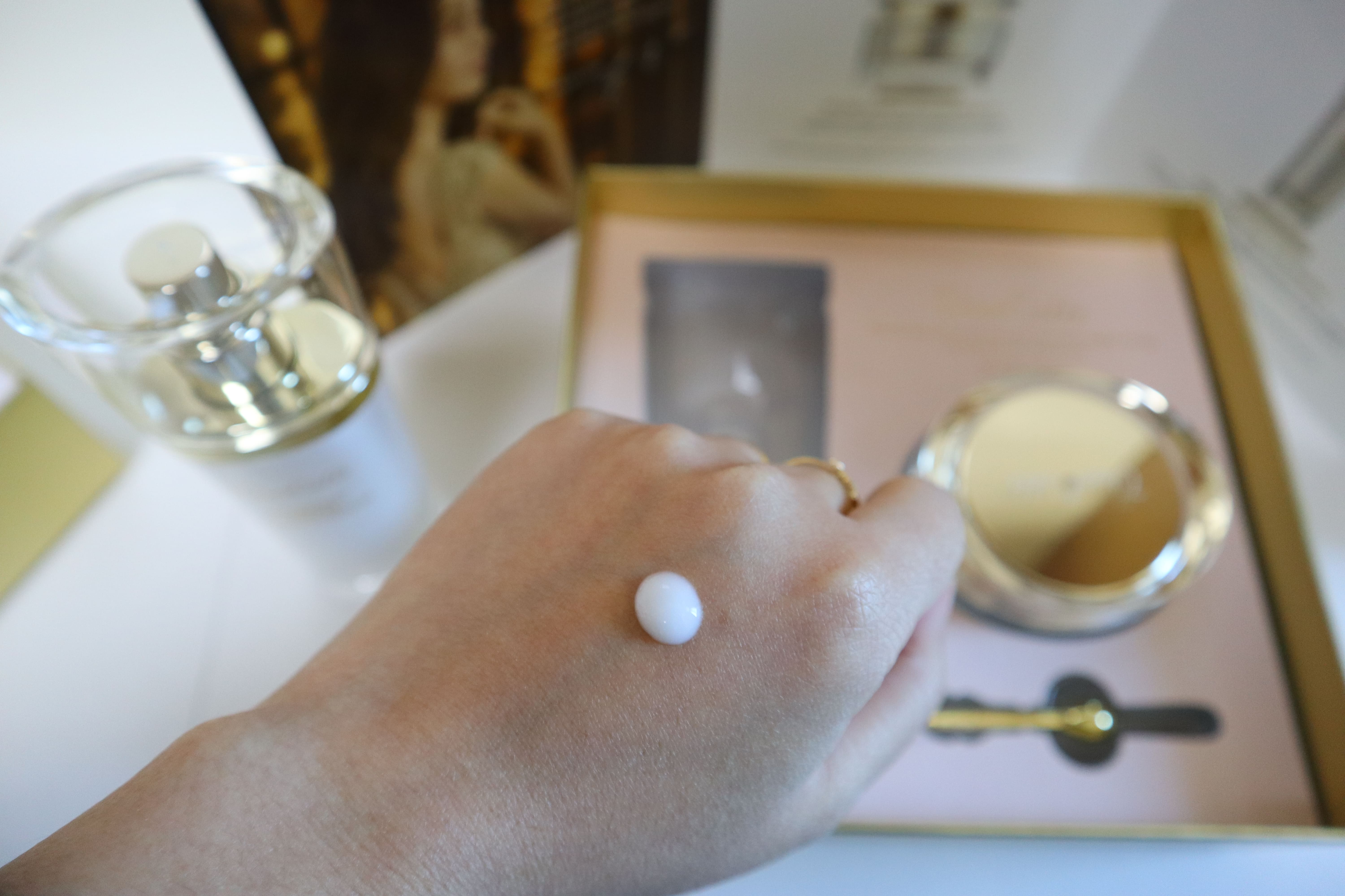 본에스티스-다이아몬드-리페어-세럼-손등에-한방울