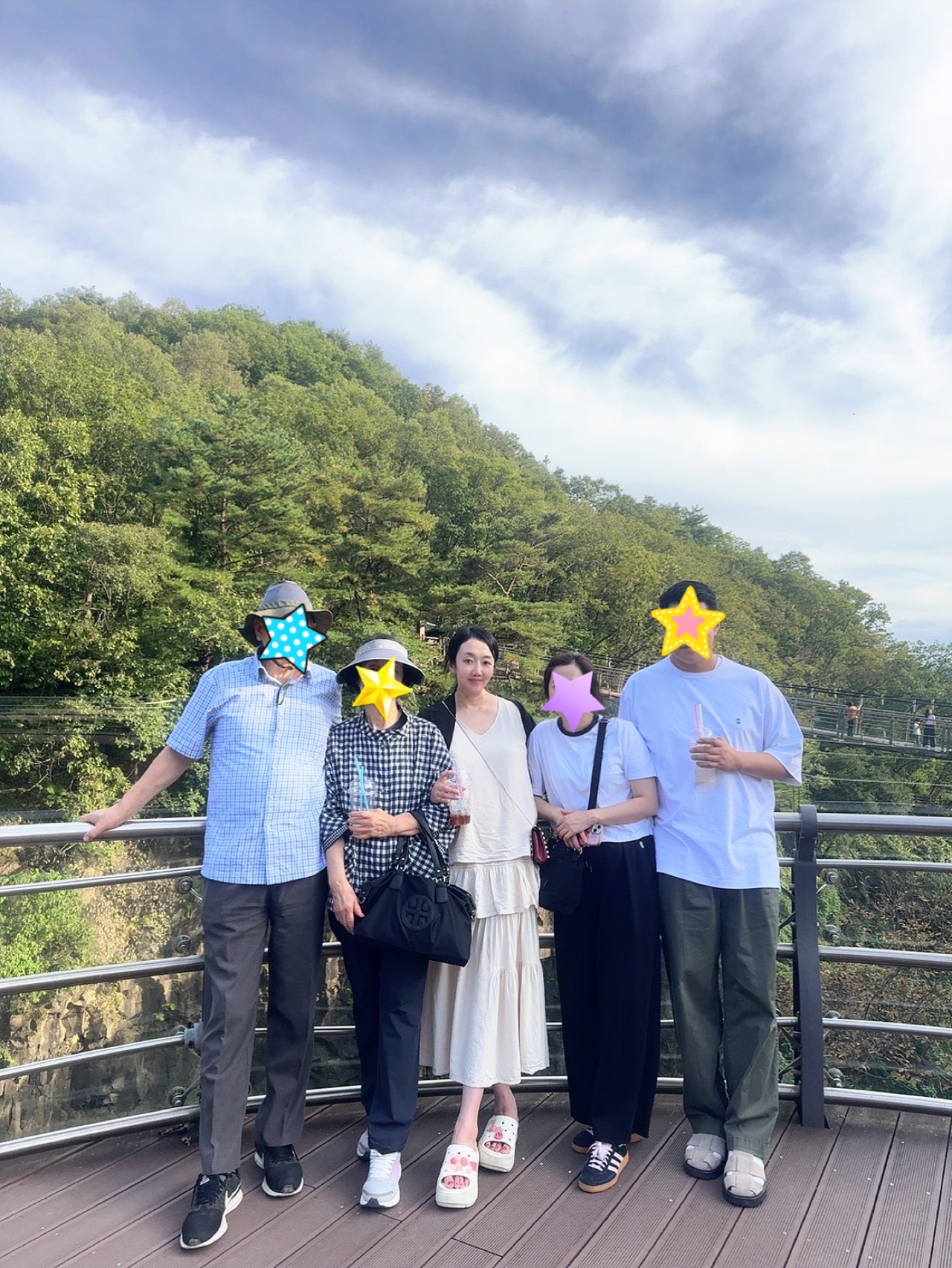 연천 재인폭포 전망대에서 초록 숲과 폭포를 배경으로 가족이 함께 찍은 연천 당일치기 여행 단체사진