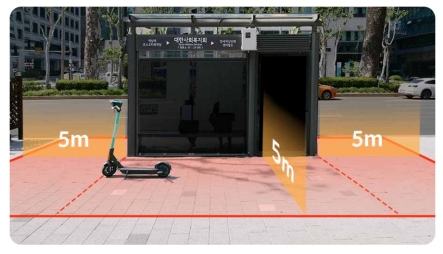 택시정류장 앞 붉은색 위 전동킥보드