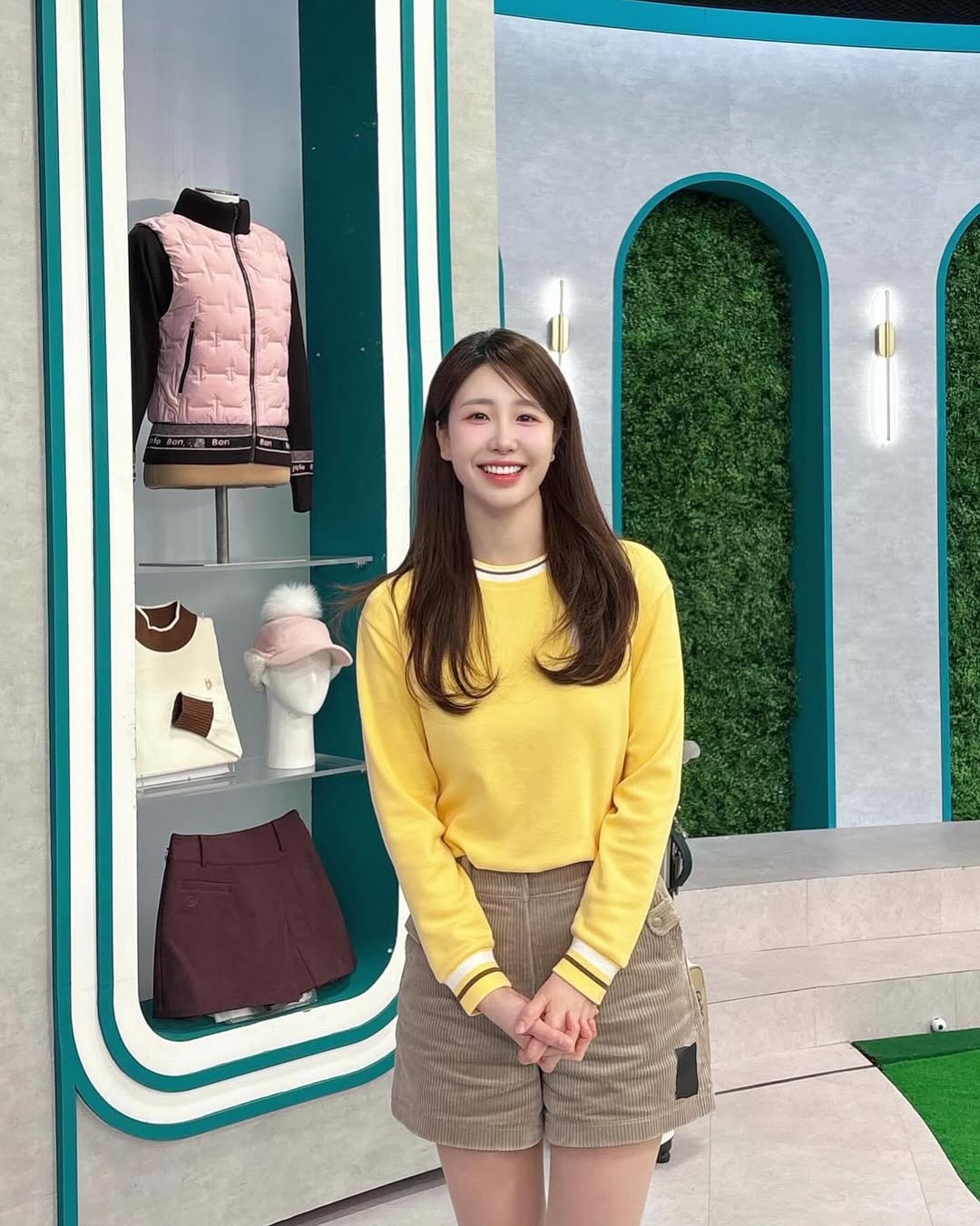 이지현 아나운서 노란색 상의 스튜디오