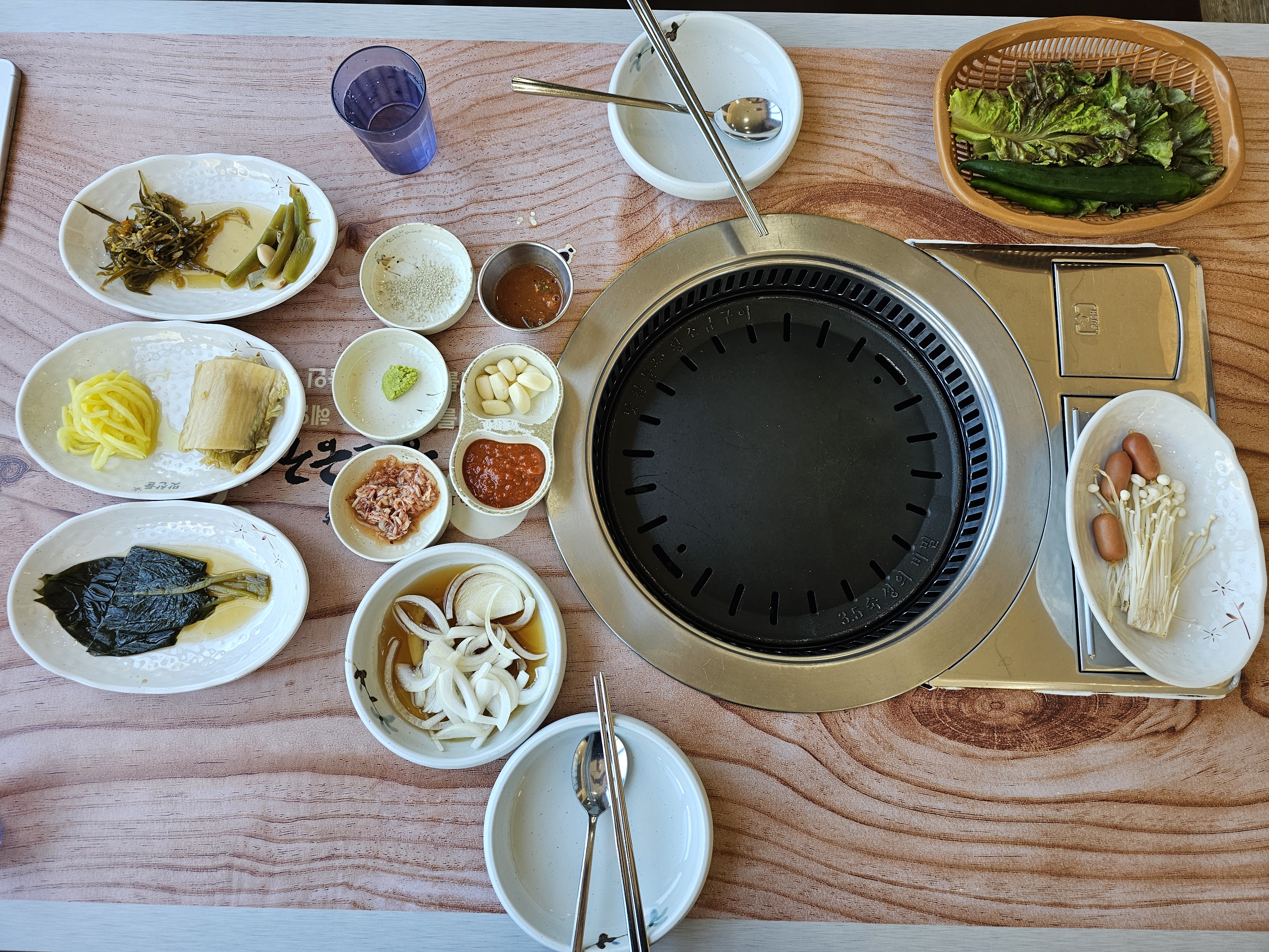 진주 맛찬들 목살 기본 찬 세팅, 쌈장 마늘 청양초양념 곁들임